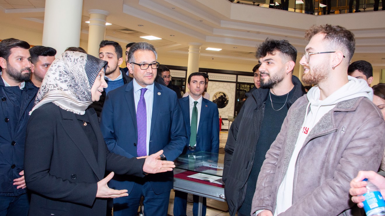 Selçuk Üniversitesi Prof. Dr. Erol Güngör Kütüphanesinde ders çalışan öğrencilere çorba ikramı